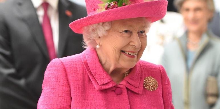 Елизабет II черпи народа с ваканция за свой юбилей